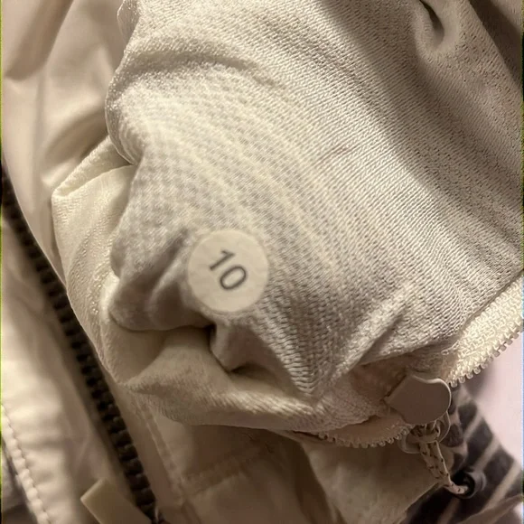 Lululemon cream gray striped vest with 2 zipper pockets and ear phone access - Picture 7 of 9